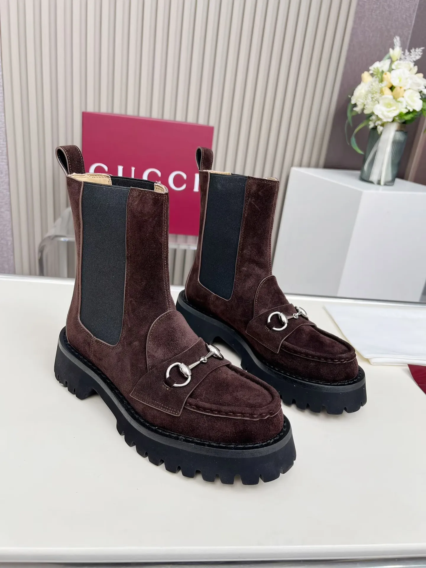 👟👟Ex-factory price 640👟👟 New version of Gucci GUCCI hot sale✅Ankle boots 🎉Very easy to match👍Elastic design on both sides [strong] Easy to put on and take off, especially retro British style, Gucci buckle decoration on the front💎LOGO✅ Fabric: imported cowhide 🐂High mercerized velvet, lining/foot: cow lining Color: black caramel color Brown 3 colors optional Number of yards: 35-42 {2 heads need to be customized} Heel height: 5cm Packing: Comes with card and cloth bag.